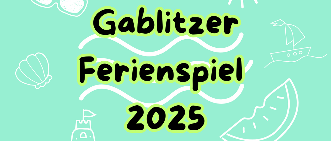 Ein Bild zeigt ein grünes Banner mit 'Gablitzer Ferienspiel 2025' in Fettschrift. Um den Text herum befinden sich Illustrationen eines Segelboots, einer Muschel, eines Schlosses und einer Wassermelone.