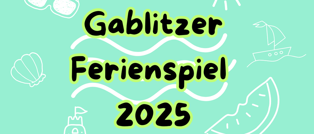 Ein grünes Plakat für Gablitzer Ferienspiel 2025. Es zeigt Illustrationen von einer Muschel, einem Segelboot, einem Sandburg und einer Wassermelonenscheibe.