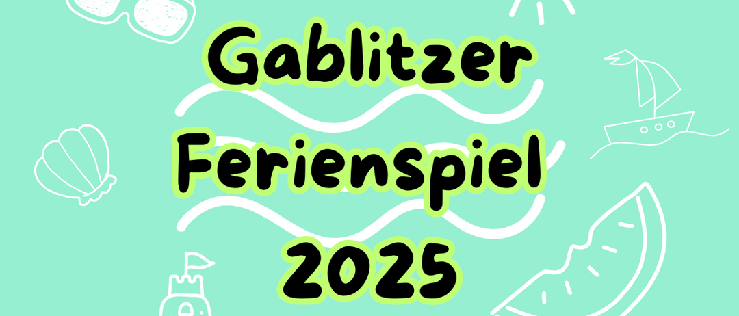Ein Bild mit 'Gablitzer Ferienspiel 2025' in fetter Schrift, einem Segelboot, einer Muschel und einem Sandburg-Symbol. Der Hintergrund ist grün.