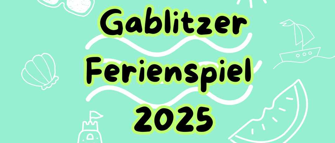 Grüner Banner mit Gablitzer Ferienspiel 2025 in Gelb geschrieben. Illustrationen eines Segelboots, einer Muschel, eines Schlosses und einer Wassermelonenscheibe.