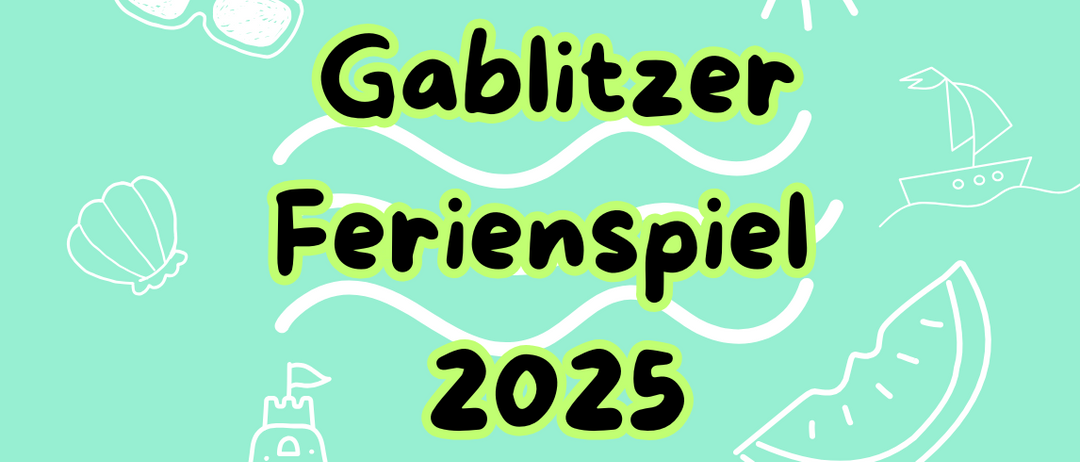 Grüner Banner mit dem Titel Gablitzer Ferienspiel 2025, mit einem Segelboot, einer Muschel, einem Sandburg und einer Wassermelonenscheibe.