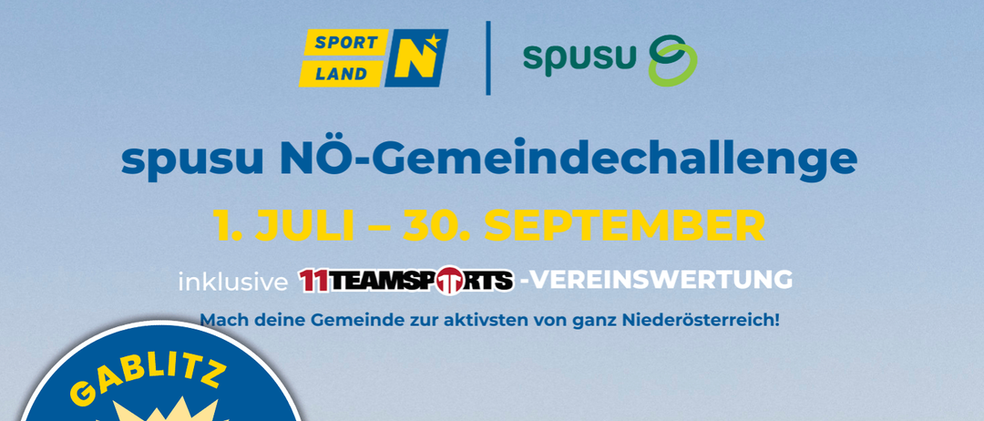 Plakat für eine Gemeinde-Challenge mit einer wandernden Familie. Die Daten sind vom 1. Juli bis 30. September. Das Bild enthält einen QR-Code für weitere Informationen.
