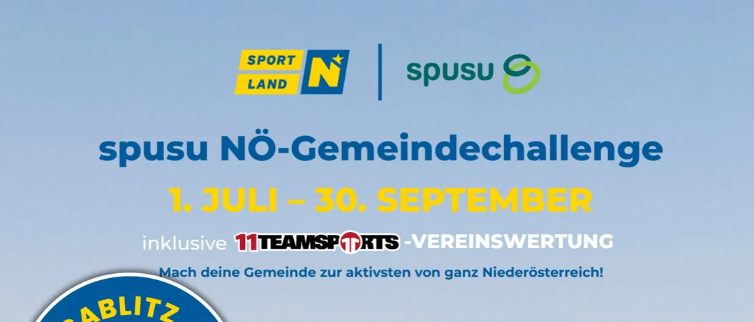 Ein Werbeplakat für die NÖ-Gemeindechallenge vom 1. Juli bis 30. September. Es zeigt eine Familie beim Wandern in den Bergen, mit Text über die Herausforderung und einem QR-Code für weitere Informationen.