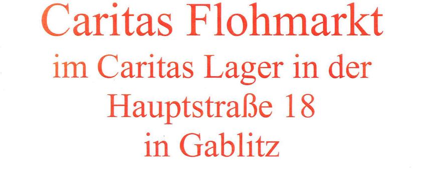 Das Bild zeigt Text in rotem Schriftzug auf weißem Hintergrund. Es steht 'Caritas Flohmarkt in Hauptstraße 18 in Gablitz.' Dies weist wahrscheinlich auf einen Caritas-Flohmarkt an der Hauptstraße 18 in Gablitz hin.