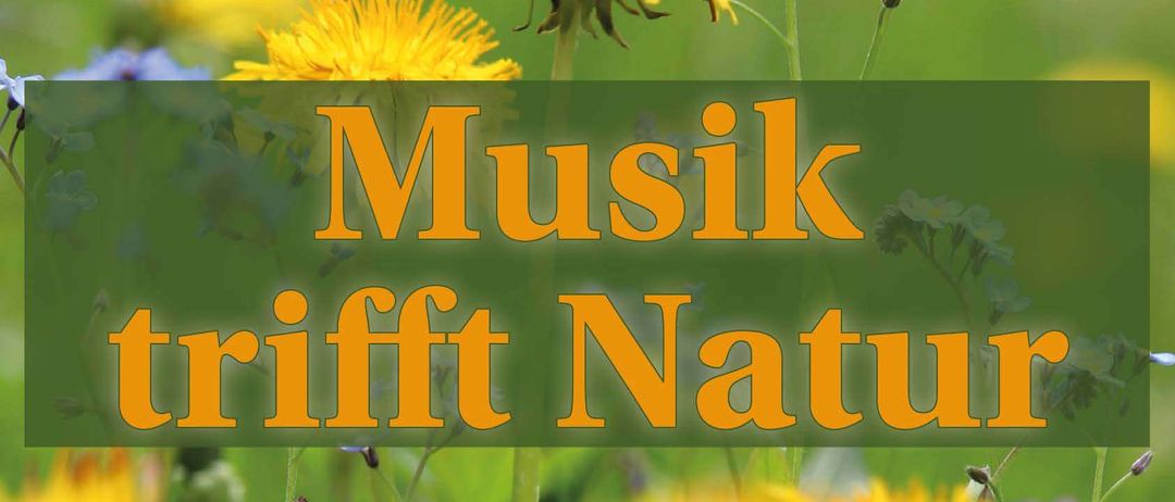 Plakat für eine Veranstaltung mit dem Titel 'Musik trifft Natur' mit Blumen, den Terminen 8. und 9. Mai 2026 und einem QR-Code für weitere Informationen.