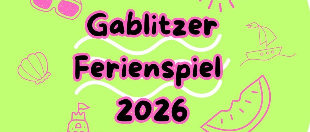 Ein grüner Banner zeigt die Worte Gabitizer Ferienspiel 2026 mit Strand- und Wassermotiven.
