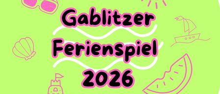Ein grüner Banner zeigt die Worte Gabitizer Ferienspiel 2026 mit Strand- und Wassermotiven.