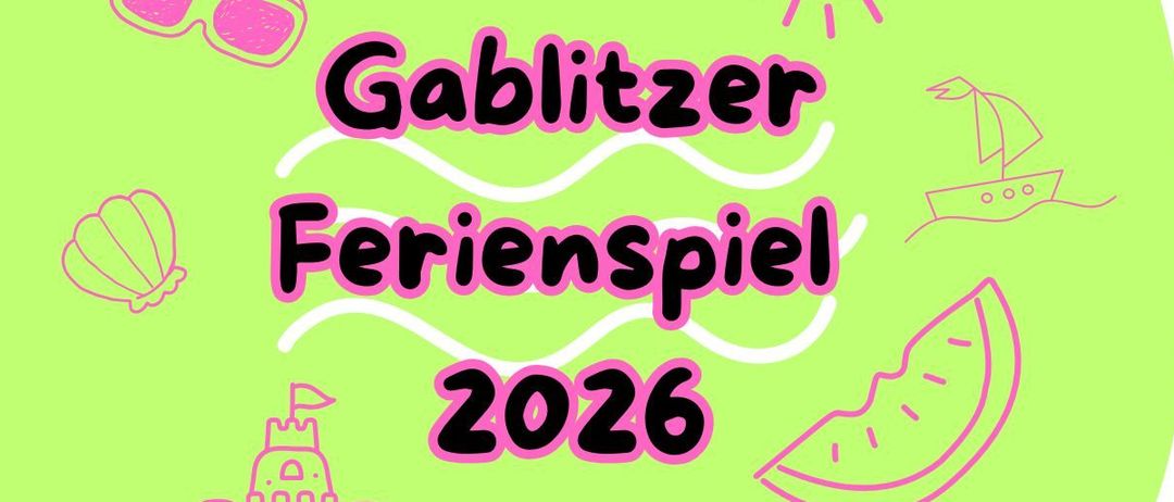 Das Bild zeigt ein Grafikdesign mit grünem Hintergrund und Illustrationen eines Segelboots, eines Schlosses und einer Muschel. Der Text lautet 'Gablitzer Ferienspiel 2026', was auf eine Sommerveranstaltung oder ein Spiel im Jahr 2026 hinweist.