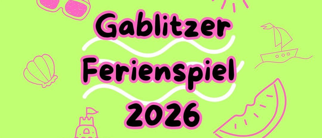 Eine grüne Grafik mit rosa Text, der 'Gablitzer Ferienspiel 2026' lautet. Sie enthält Illustrationen eines Sandburg, einer Muschel, eines Bootes und eines Wassermelonenstückes. Der Hintergrund ist grün.