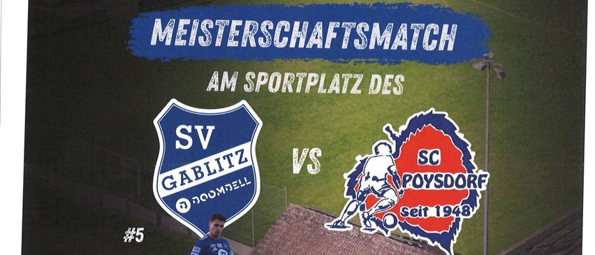 Plakat für ein Fußballspiel zwischen SV Gablitz und SC Poysdorf am 21. August 2026. Das Spiel beginnt um 18:00 Uhr. Ein Spieler in blauer Uniform kickt den Ball.