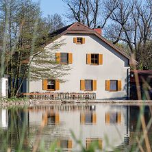 Bild enthält, Nature, Outdoors, Pond, Water, Scenery, Cottage, Villa, Vegetation, Shelter, Land