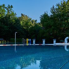 Bild enthält, Hotel, Resort, Nature, Outdoors, Scenery, Pool, Swimming Pool, Water, City, Villa
