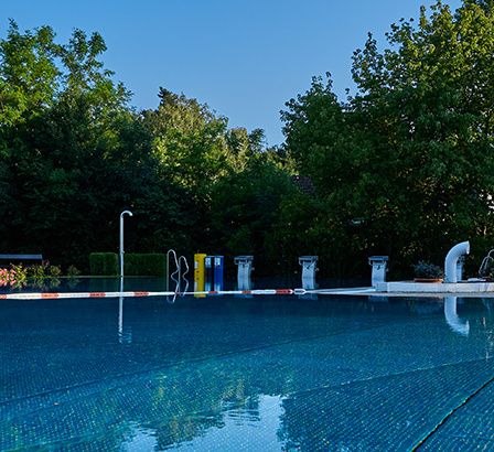 Bild enthält, Hotel, Resort, Nature, Outdoors, Scenery, Pool, Swimming Pool, Water, City, Villa