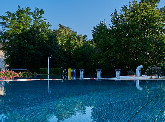 Bild enthält, Hotel, Resort, Nature, Outdoors, Scenery, Pool, Swimming Pool, Water, City, Villa