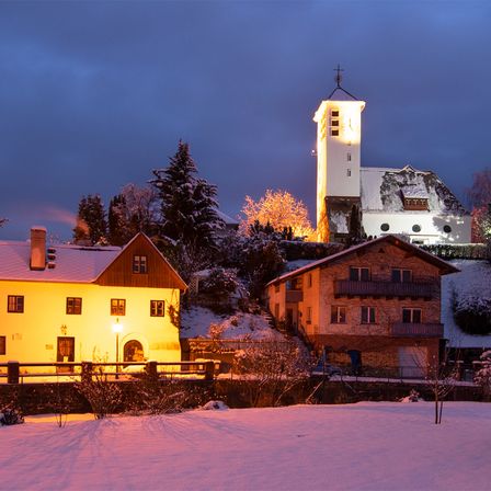 Bild enthält, Neighborhood, Building, Outdoors, Shelter, Spire, Fir, Tree, Nature, Housing, Countryside