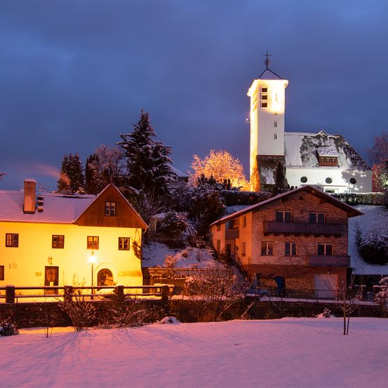 Bild enthält, Neighborhood, Building, Outdoors, Shelter, Spire, Fir, Tree, Nature, Housing, Countryside
