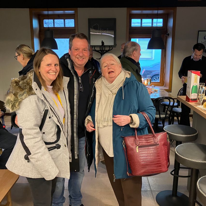 Bild enthält, Restaurant, Coat, Handbag, Cafeteria, Adult, Female, Person, Woman, Male, Man