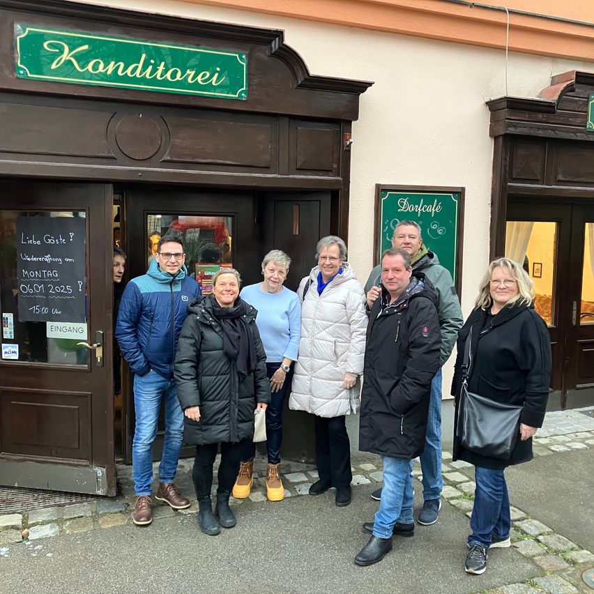 Bild enthält, Pants, Coat, Jacket, Jeans, Adult, Male, Man, Person, Female, Woman