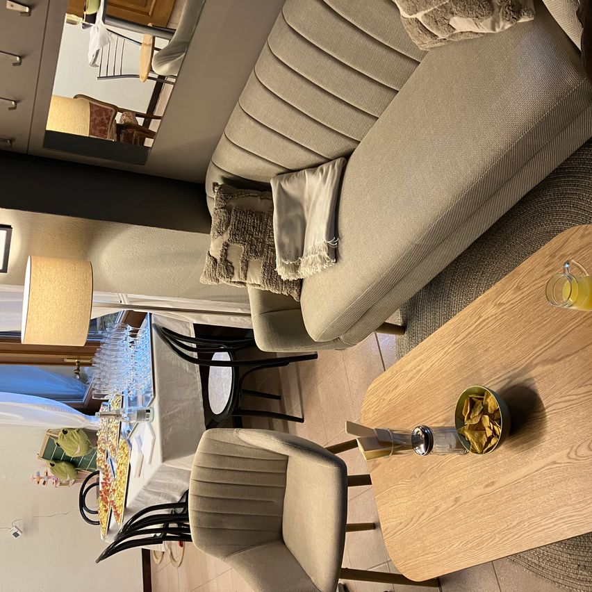 Bild enthält, Furniture, Table, Indoors, Interior Design, Wood, Tabletop, Couch, Living Room, Hardwood, Brunch