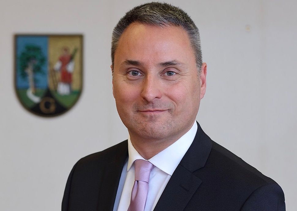 Bild enthält, Formal Wear, Tie, Person, Photography, Portrait, Blazer, Coat, Suit, Adult, Man