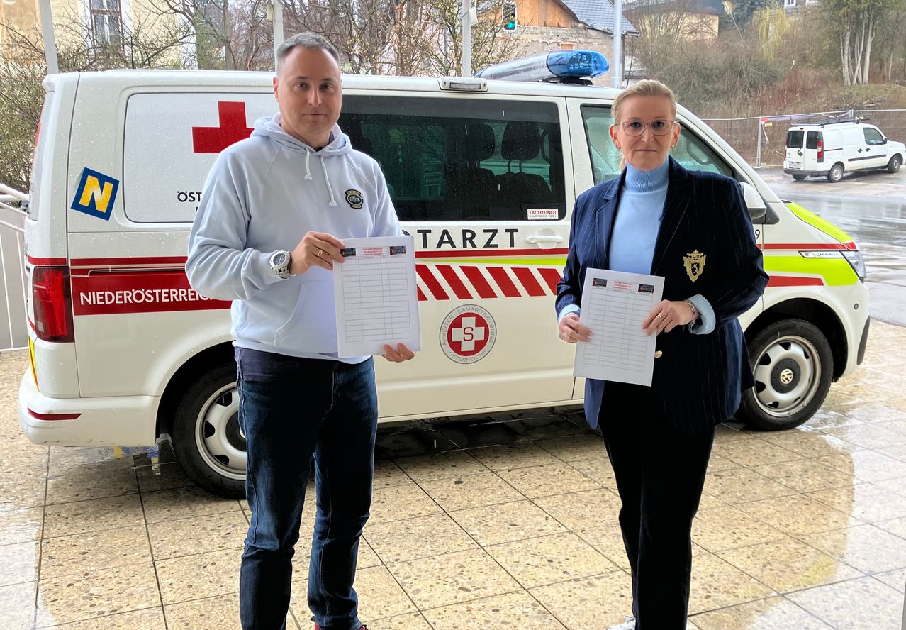 Bild enthält, Logo, Adult, Male, Man, Person, Coat, Jeans, Car, Wheel, Symbol