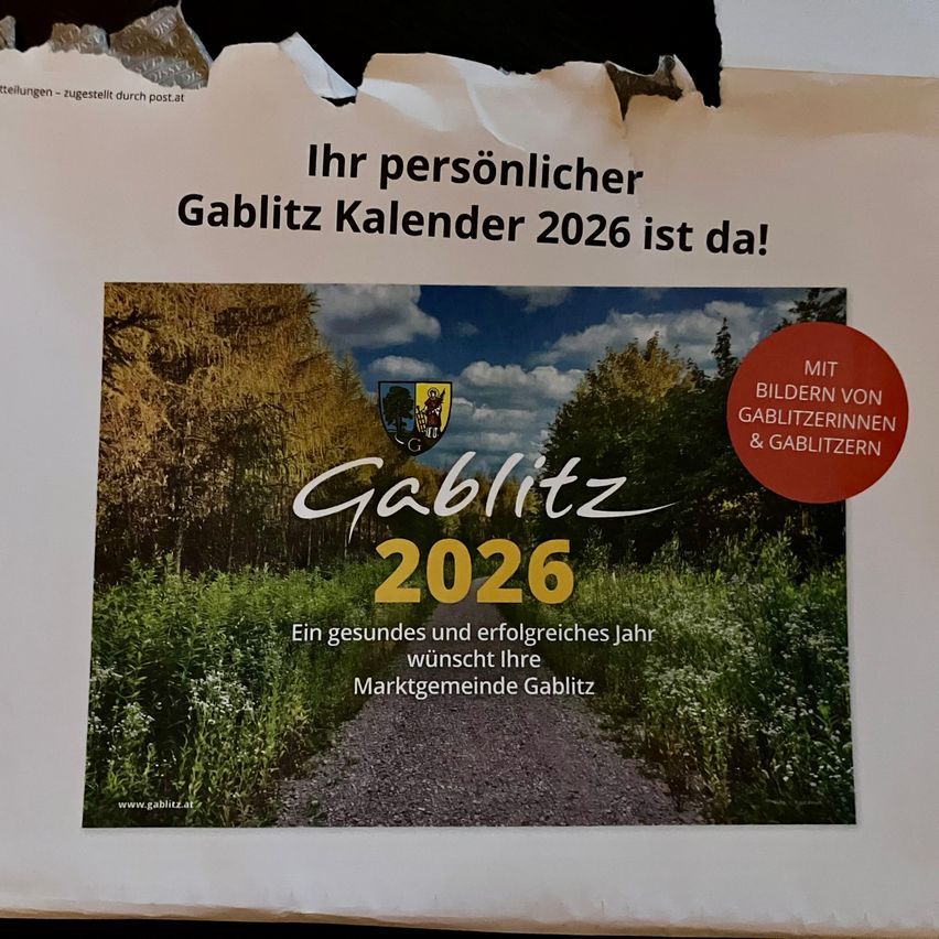 Ein Kalender für 2026 aus Gablitz mit einem Bild eines Pfades. Der Kalender hat ein Logo und wünscht ein gesundes und erfolgreiches Jahr.