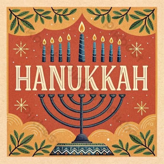 Eine festliche Chanukka-Karte mit einem Menora und blauen Kerzen in der Mitte. Der Hintergrund ist rot mit dekorativen Elementen wie Sternen und Blättern.