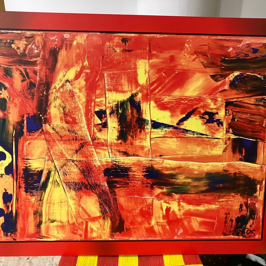Ein abstraktes Gemälde mit kräftigen roten, gelben und blauen Strichen dominiert die Leinwand. Die leuchtenden Farben sind in einer dynamischen, geometrischen Komposition angeordnet.
