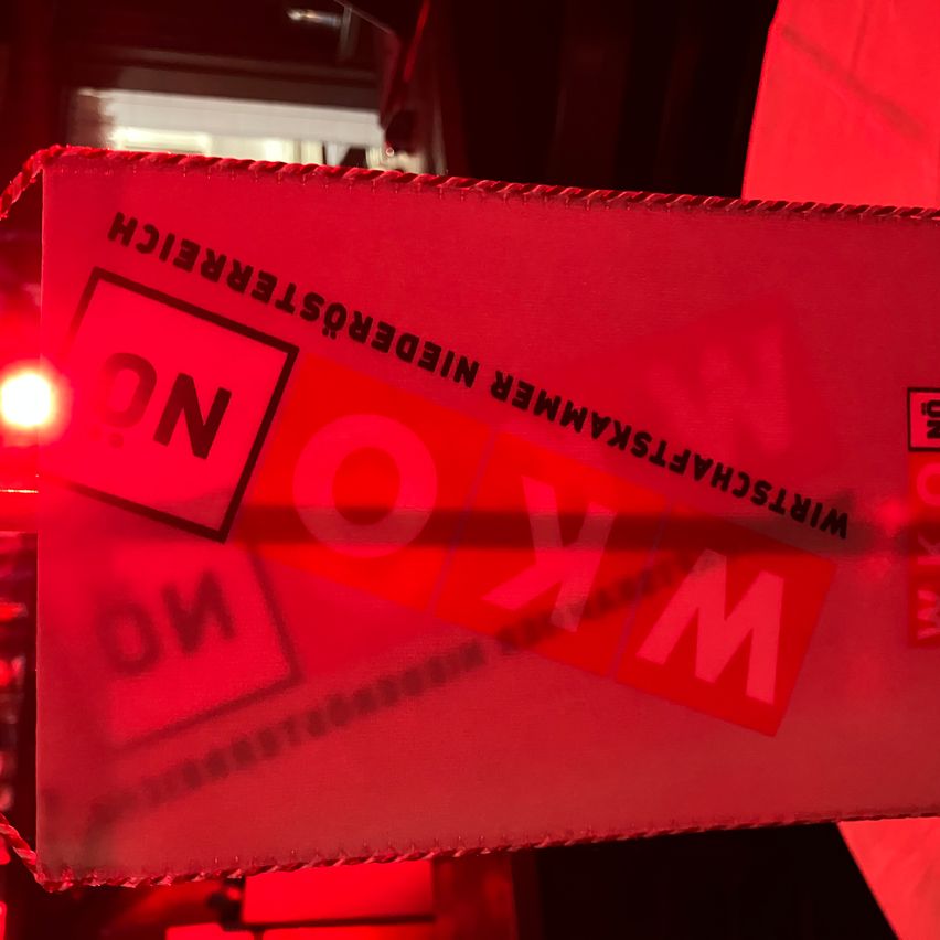 Ein rotes Kästchen mit dem Text 'MOM' und 'OXY MOR' in Schwarz, beleuchtet von einem roten Licht.