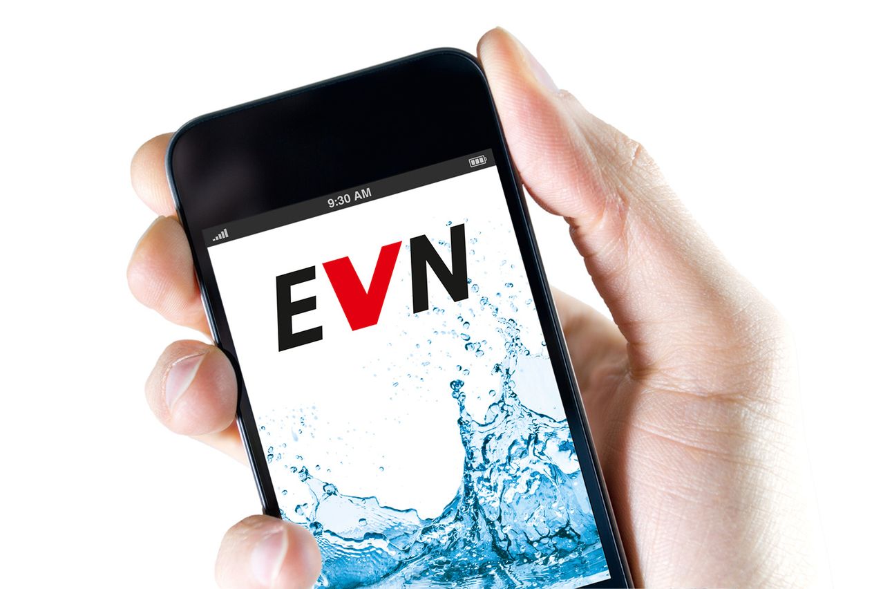 Hand, das ein Smartphone mit der EVN-App hält, Wasser spritzt über den Bildschirm. Die Uhrzeit auf dem Bildschirm ist 9:30 Uhr.