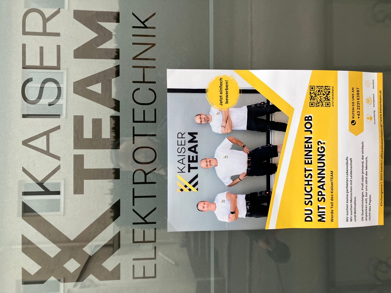 A yellow and white flyer with three men in white shirts and black pants. The text reads 'Kaiser Team' and 'Du suchst einen Job mit spannender Zukunft?'. The QR code is in the top right corner.