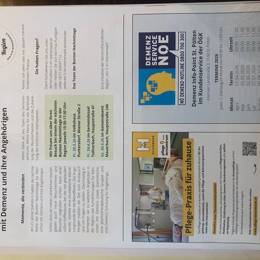 Ein Flyer zeigt eine Service-Hotline-Nummer und verschiedene Kontaktdaten, einschließlich eines Zeitplans für Dienstleistungen und deren Kosten. Der Flyer trägt den Titel 'Demenz Service NOE'. Ein Bild einer Person in einer Krankenhausumgebung wird mit dem Text 'Pflege-Preis zu Hause' gezeigt.