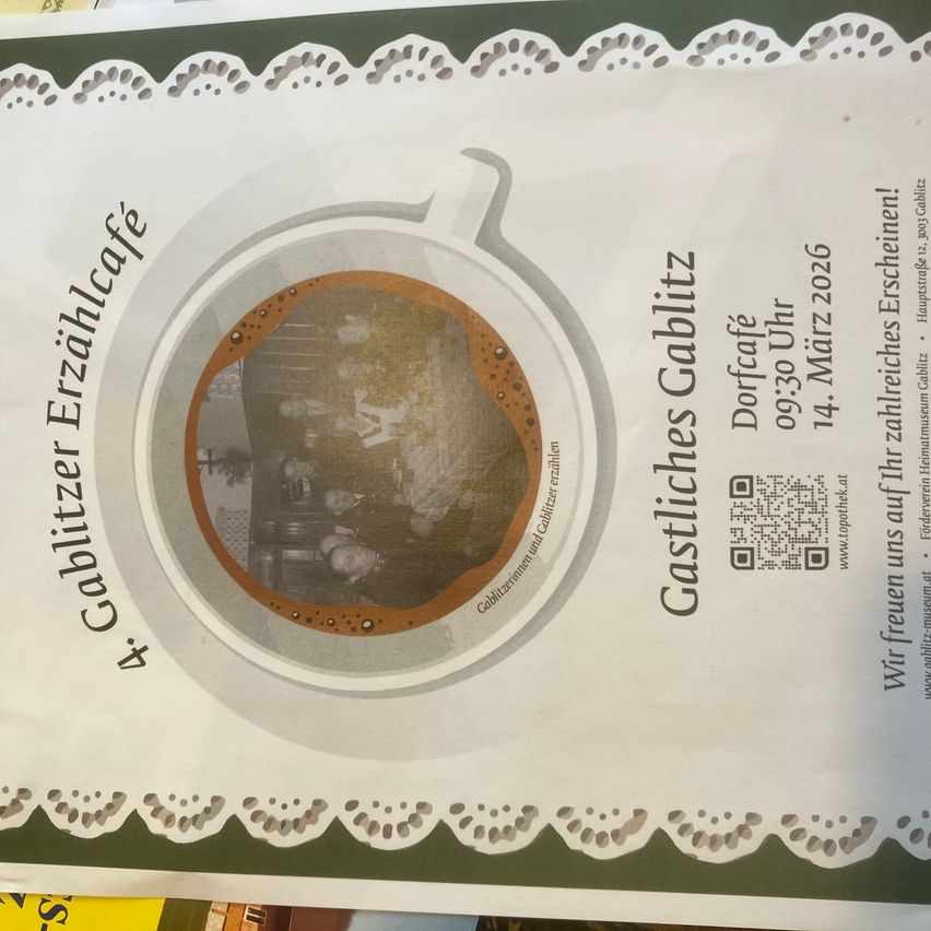 Plakat für eine Kaffee-Veranstaltung im Gastliches Gabitz Cafe in Dorca, mit einem Kaffeetassenbild, einem QR-Code für Veranstaltungsdetails und einem historischen Foto.