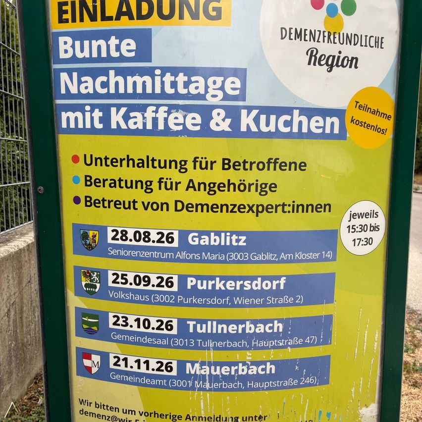 Ein gelbes und blaues Plakat bewirbt demenzfreundliche Nachmittage mit Kaffee und Kochen, mit Terminen und Orten für Veranstaltungen in verschiedenen Städten.