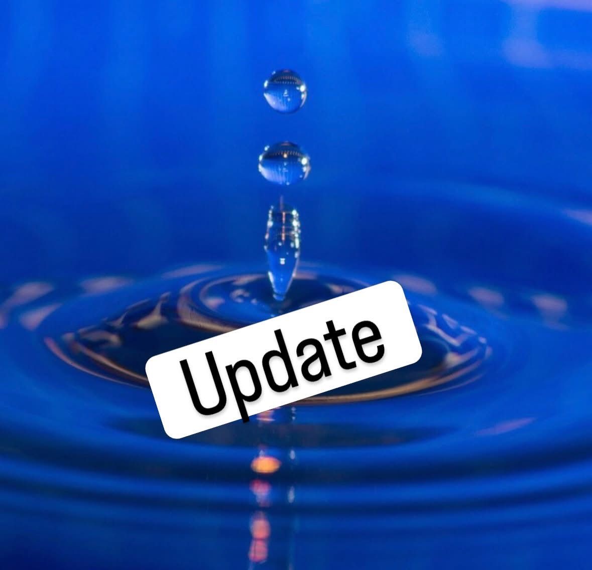 Ein blauer Wassertropfen-Platsch mit dem Wort Update in der Mitte, umgeben von kleineren Tropfen.