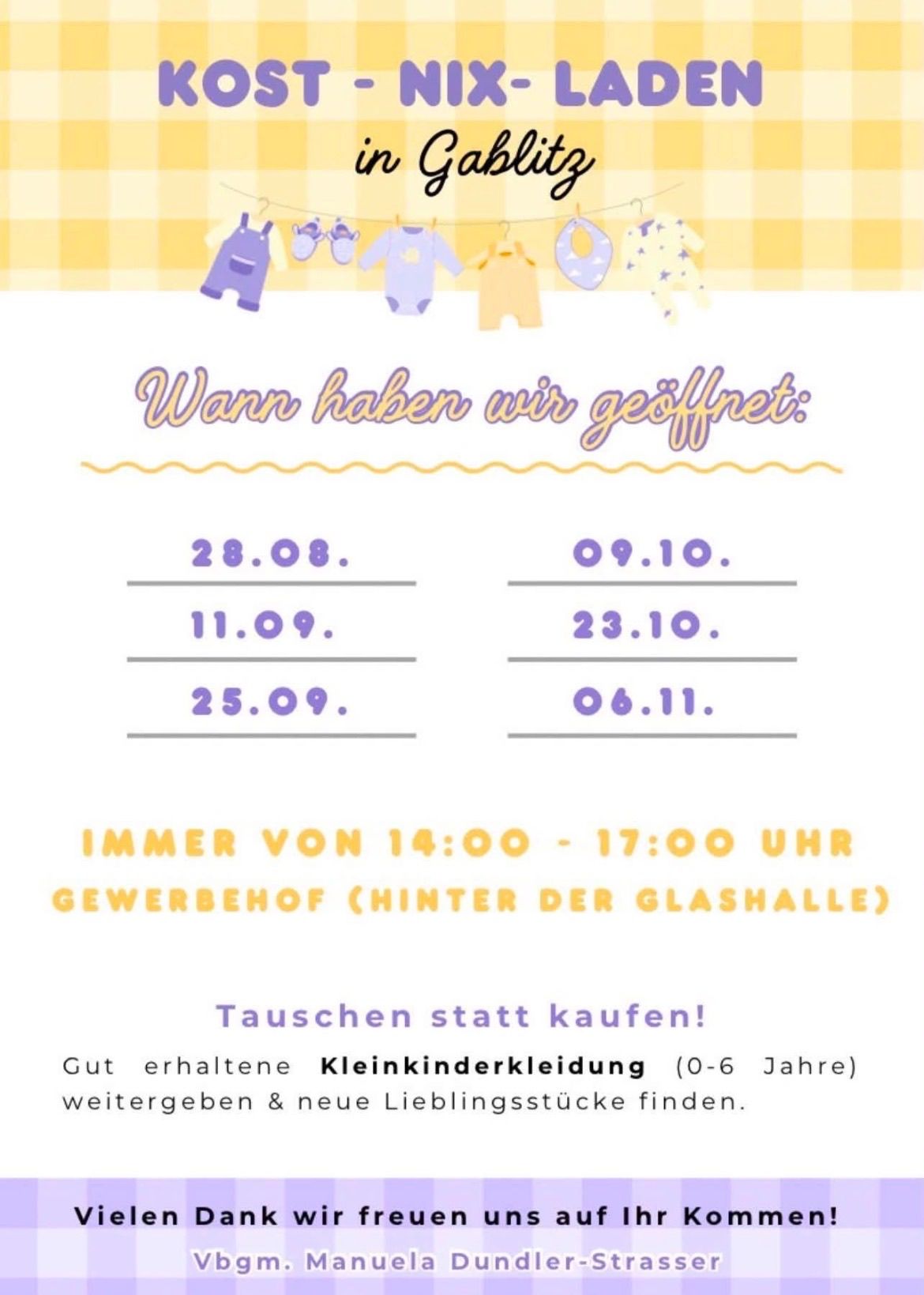 Ein Poster mit hängenden Babykleidungsstücken und einer Liste von Daten. Es steht 'Wann haben wir geöffnet:' gefolgt von einer Reihe von Daten. Darunter steht 'Immer von 14:00 - 17:00 Uhr Gewerbehof (hinter der Glashalle). Tauschen statt kaufen!' mit einer Liste von Babykleidungsstücken.