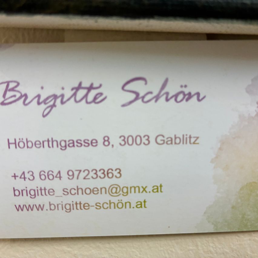 Eine weiße Visitenkarte mit lila Text. Es steht 'Brigitte Schön', 'Höberthgasse 8, 3003 Gablitz', '+43 664 9723363', 'brigitte_schoen@gmx.at' und 'www.brigitte-schoen.at'. Der Hintergrund ist leicht verschwommen.