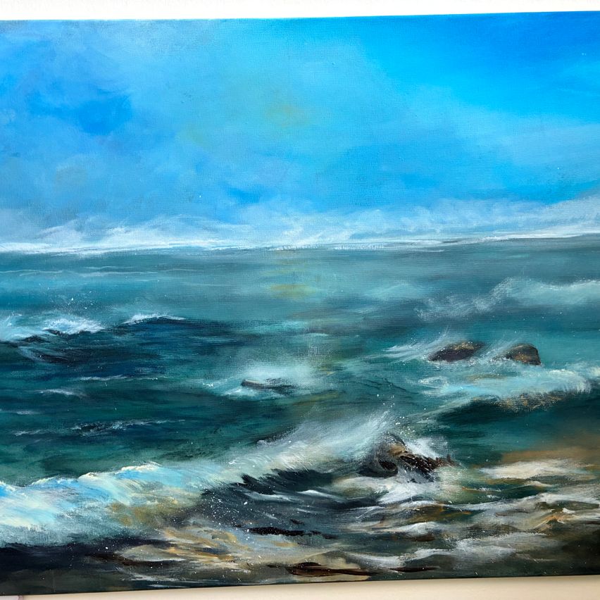Ein Ölgemälde zeigt ein stürmisches Meer mit an den Felsklippen brechenden Wellen unter einem blauen Himmel.
