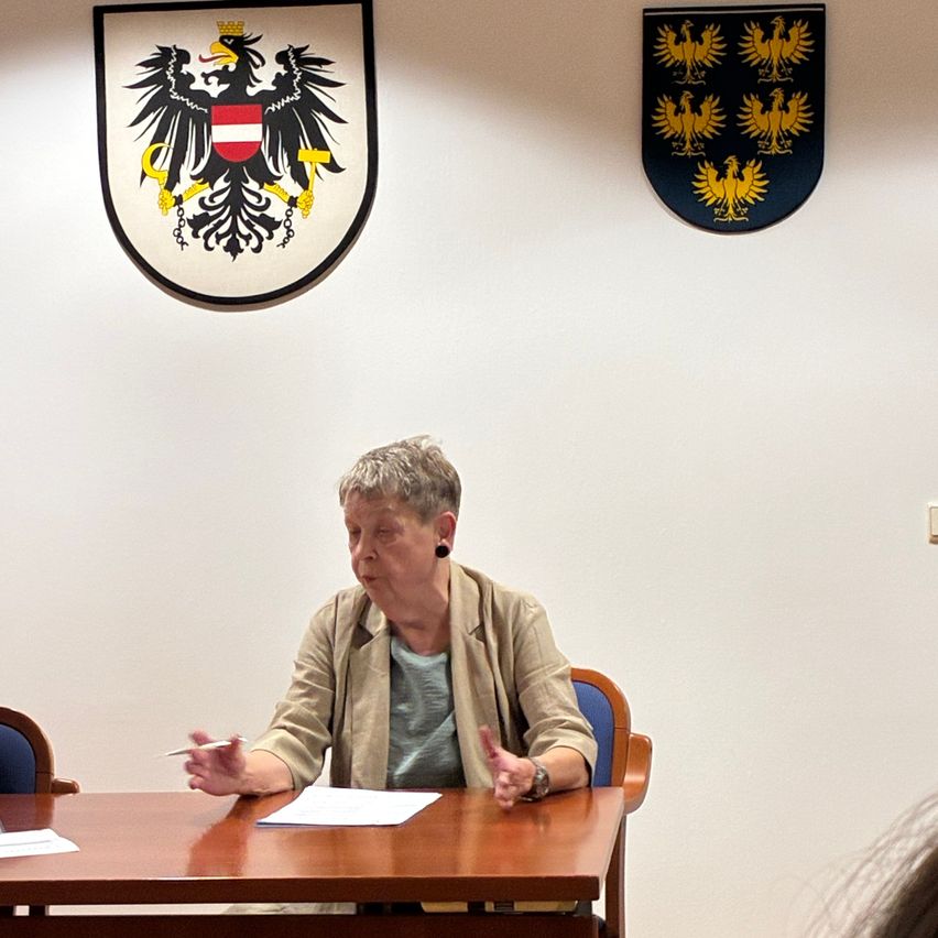 Frau Mag. Elisabeth Blanik bei einer Veranstaltung in Lienz vor dem Tiroler Landeswappen