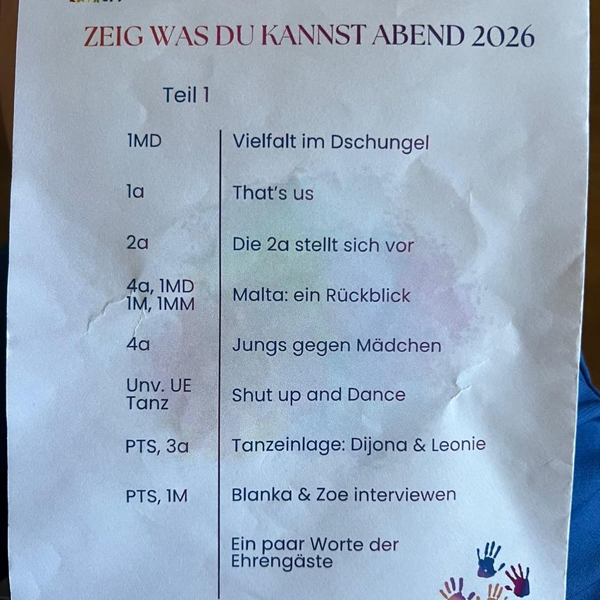 Ein Flyer für eine Veranstaltung mit dem Titel 'Zeige, was du kannst' für den Abend des Jahres 2026. Es beinhaltet verschiedene Darbietungen wie 'That's Us', 'Die 2a Stellt Sich Vor' und 'Shut Up and Dance'. Die Veranstaltung umfasst eine Mischung aus Tanz und Interviewsegmenten.
