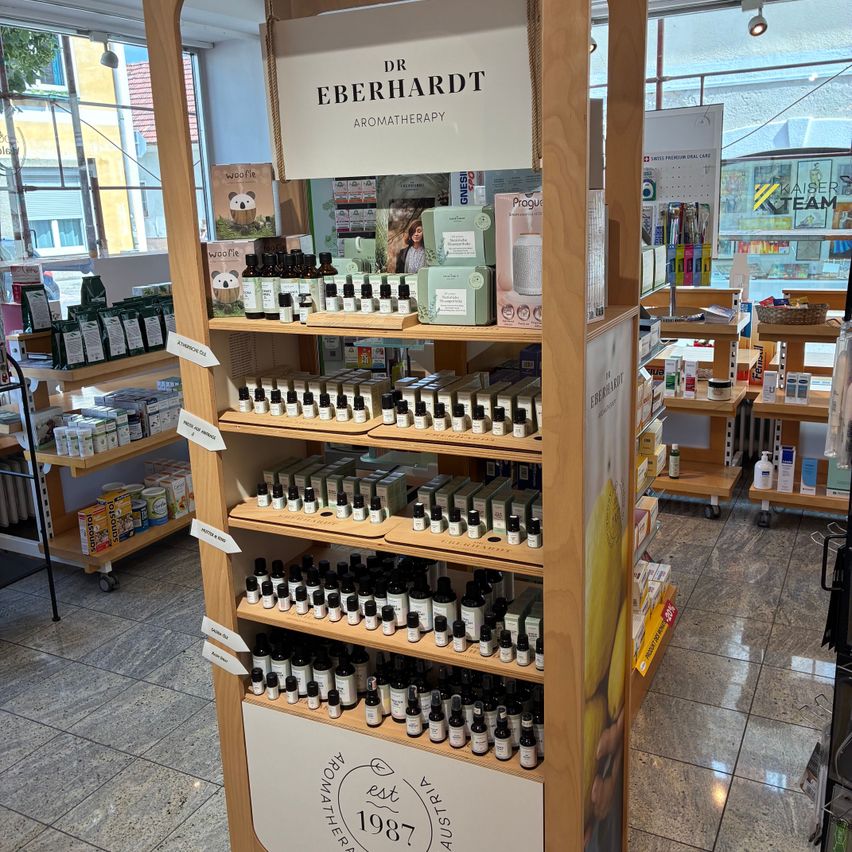 Dr. Eberhardt Aromatherapy Produkte in einem Regal in einem Geschäft