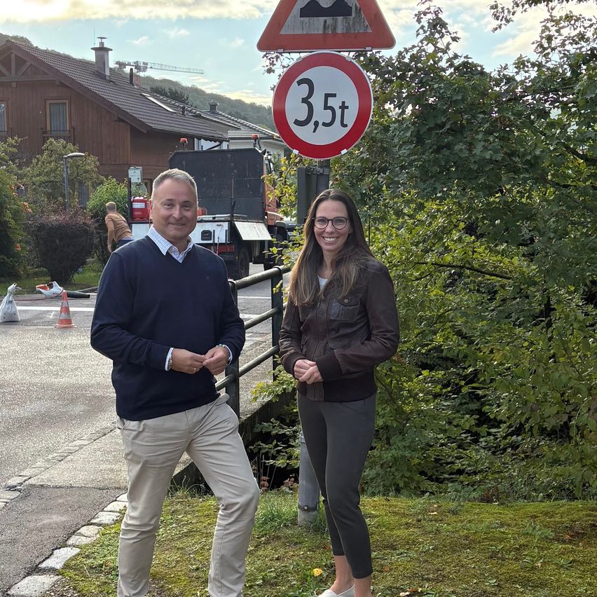 Gemeindebedienstete Andrea K. und Michael G. vor Verkehrszeichen in Oberösterreich