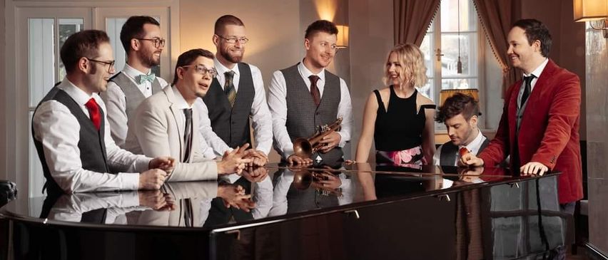 Bild enthält, Adult, Male, Man, Person, People, Clothing, Formal Wear, Suit, Groupshot, Musical Instrument