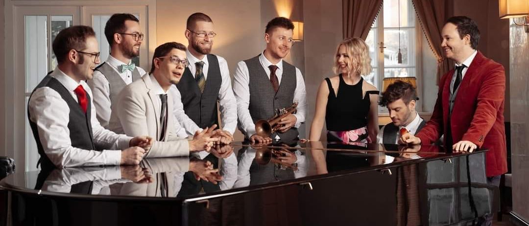 Bild enthält, Adult, Male, Man, Person, People, Clothing, Formal Wear, Suit, Groupshot, Musical Instrument