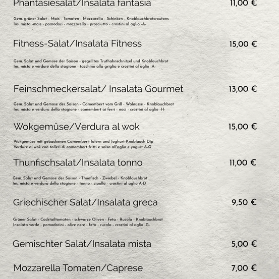 Ein Menü mit verschiedenen Salaten und Gerichten mit Preisen. Beinhaltet einen Fantasiesalat mit Salat, Tomaten, Mozzarella, Schinken und Croutons. Ein Fitness-Salat mit Salat, Gemüse und Thunfisch. Ein Gourmet-Salat mit Salat, Camembert, Walnüssen und Croutons. Ein Wökgemuse-Salat mit gebackenem Camembert, Joghurt und Dip. Ein Thunfischsalat mit Salat, Thunfisch und Croutons. Ein griechischer Salat mit Salat, Oliven, Feta und Tomaten. Ein gemischter Salat und Mozzarella-Tomaten.