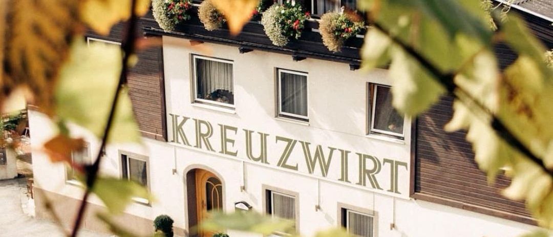 Bild enthält, Building, Monastery, City, Hotel, Urban, Street, Inn, Leaf, Outdoors, Gothic Arch