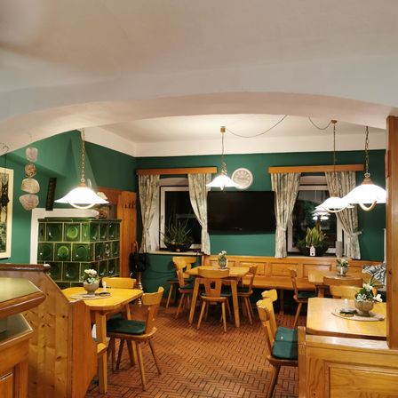 Bild enthält, Wood, Floor, Flooring, Restaurant, Interior Design, Hardwood, Dining Table, Dining Room, Cafeteria, Chair