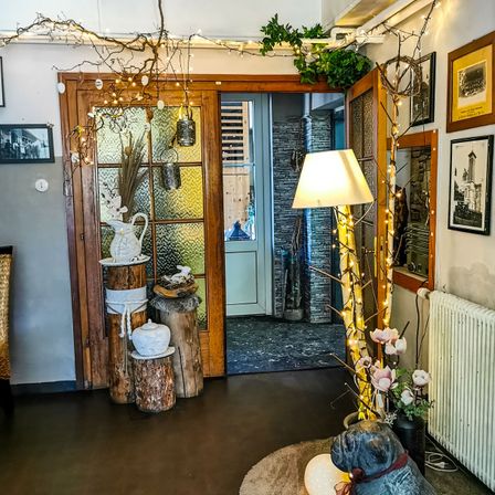 Bild enthält, Indoors, Interior Design, Lamp, Architecture, Building, Foyer, Floor, Flower, Flower Arrangement, Plant