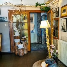 Bild enthält, Indoors, Interior Design, Lamp, Architecture, Building, Foyer, Floor, Flower, Flower Arrangement, Plant