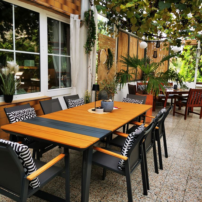 Bild enthält, Interior Design, Furniture, Table, Dining Table, Tabletop, Patio, Wood, Floor, Chair, Porch